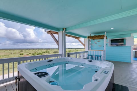 Gilchrist Vacation Rental | 3BR | 3BA | 1,550 Sq Ft | Stairs Required