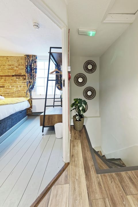 4 bedrooms, iron/ironing board, WiFi (free)