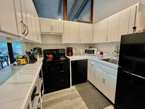 House, Multiple Beds, Fireplace, Garden View | Private kitchen | Coffee/tea maker