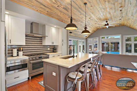 Fully equipped kitchen, microwave, dishwasher, drip coffee maker.