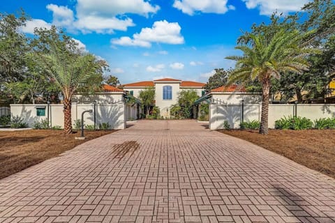 Come explore our 5 Bedroom 4.5 Bathroom. This house merges our two units (1st and 2nd floors have  private entrances) 
Let's enjoy the incredible views of Downtown St. Augustine.