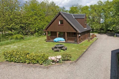 3 bedroom detached lodge with garden and hot tub
