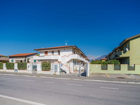 Building, Town, Residential Area, Facade, Architecture, Neighbourhood, Home, Urban Design, Human Settlement, Suburb