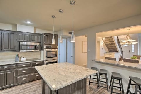 House, 5 Bedrooms | Private kitchen | Fridge, oven, coffee/tea maker, toaster