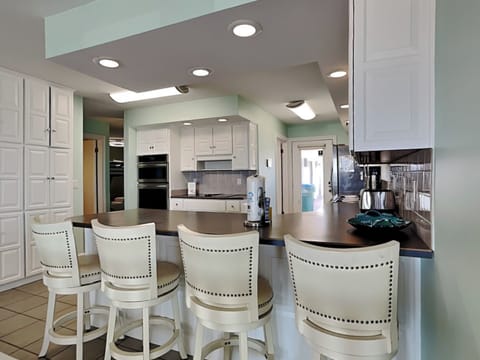 Breakfast Bar, First Floor