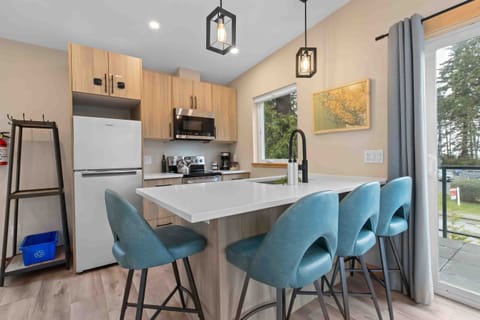 Kitchen-4 bar stools (no dining table)