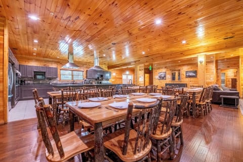 Mayes Landing's kitchen and dining area