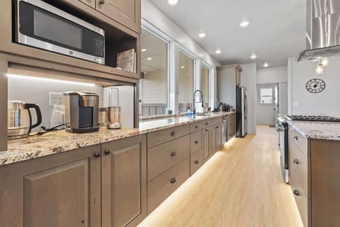 Kitchen Blender, Keurig, Hot Water Kettle