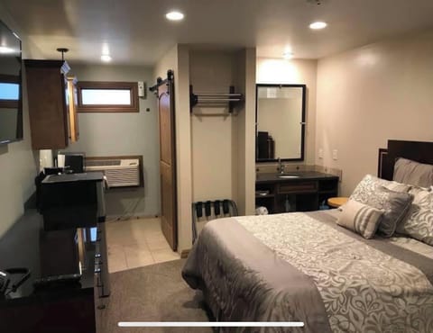 Desk, laptop workspace, free WiFi, bed sheets