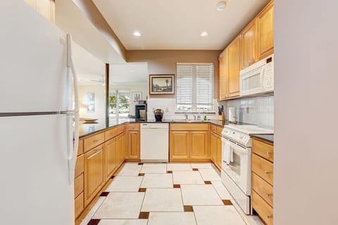 This kitchen is fully equipped to grant all of your culinary wishes.