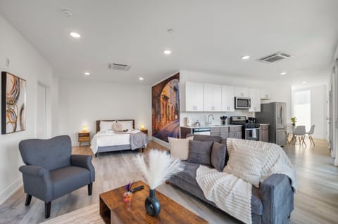 Spacious studio in Northern Liberties with modern furnishings, and abundant natural light.