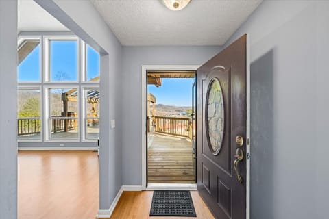 beautiful access to the deck! Rent Norris Lake House