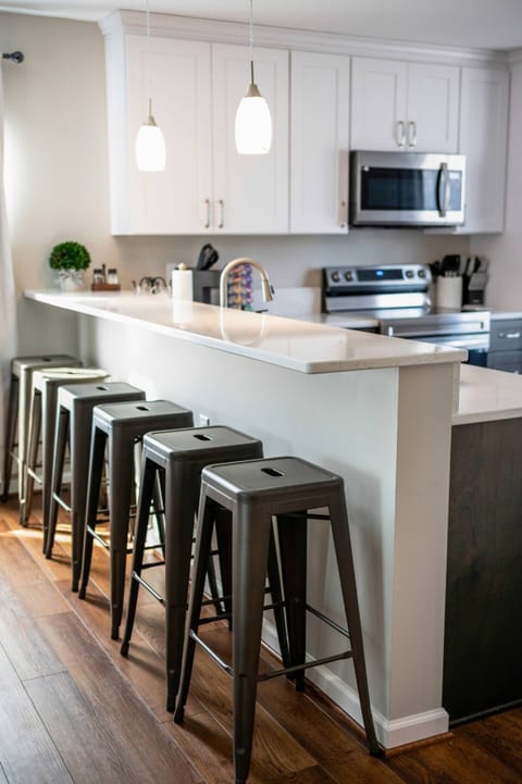 Seating for 6 at the kitchen counter