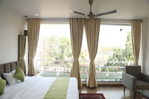 Suite Room | Iron/ironing board, free WiFi