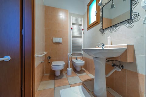 Classic Double Room, Non Smoking, Private Bathroom | Bathroom | Shower, hair dryer, towels, soap
