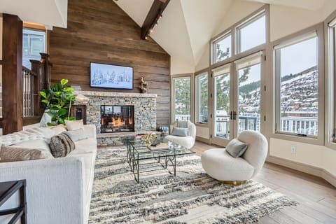 House, 5 Bedrooms | Living area | Smart TV