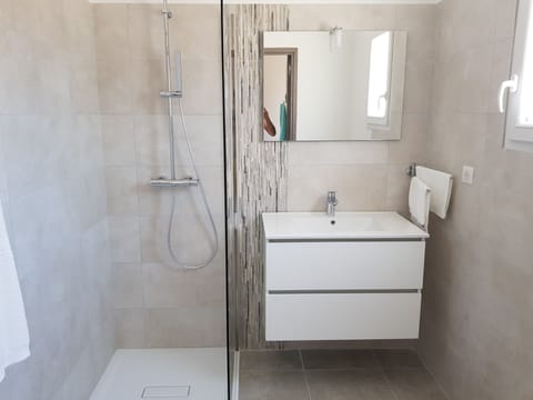 Chambre Isola | Bathroom | Shower, hair dryer, towels, soap