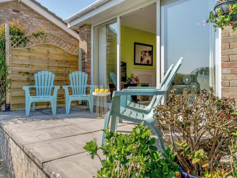 Patio where you can see the sea | Bungalow Highfields, Port Eynon, Gower Peninsula
