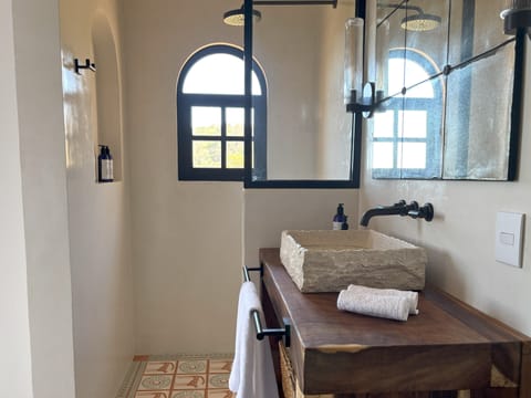 Casita Jaguar | Bathroom | Shower, eco-friendly toiletries, towels, soap