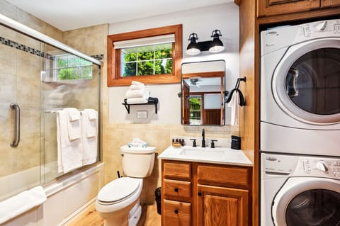 Standard Suite, 1 Queen Bed with Sofa bed, Ground Floor | Bathroom | Combined shower/tub, free toiletries, hair dryer, towels