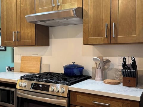 Sharp kitchen knifes and large enameled cast iron pot to make a hearty chili or bowl of vegetable soup. The kitchen is well equipped to prepare delicious meals. 