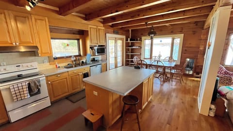 Open concept kitchen and dinning area is ideal for families and entertaining.