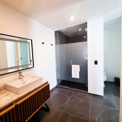 Deluxe Double Room | Bathroom | Hair dryer