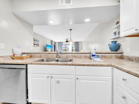 Condo, Multiple Beds (Edgewater Golf Villa 3204) | Private kitchen