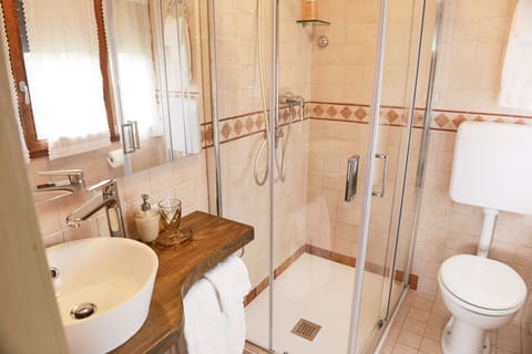 Standard Double Room, Lake View, Tower | Bathroom