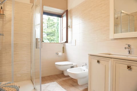 Superior Suite, Lake View, Mezzanine | Bathroom