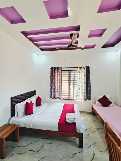 Family Triple Room | Hypo-allergenic bedding, down comforters, desk, laptop workspace
