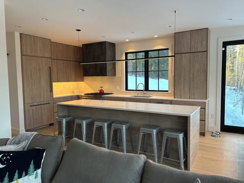 Well appointed gourmet kitchen