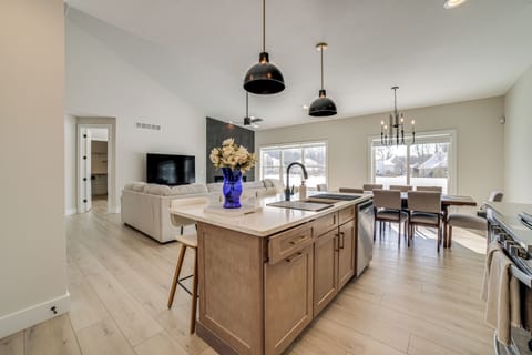 House (5 Bedrooms) | Interior