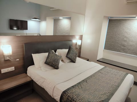 Comfort Double Room | Premium bedding, iron/ironing board, free WiFi, bed sheets