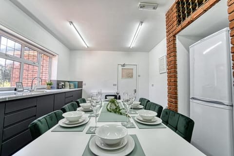 Chester House Retreat, Kidderminster - Host & Stay