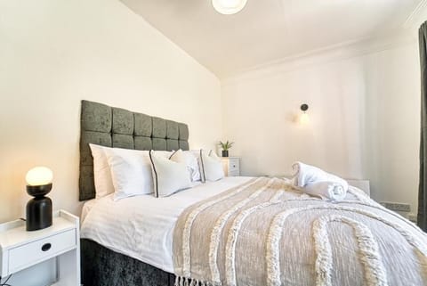 Chester House Retreat, Kidderminster - Host & Stay