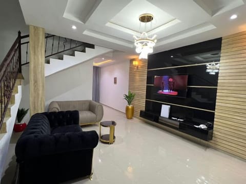 Deluxe Room, Balcony, City View | Living area
