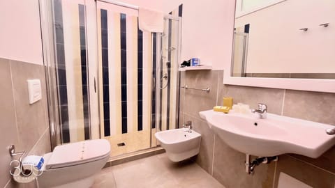 Double Room | Bathroom | Shower, rainfall showerhead, free toiletries, hair dryer