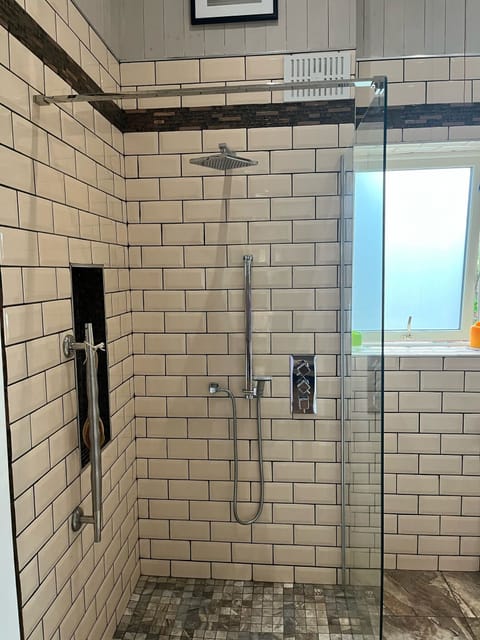 Deluxe Apartment, Garden View | Bathroom | Hair dryer, towels, soap, shampoo