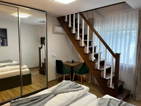 Business Double Room, 1 Bedroom, Non Smoking, Air conditioning | In-room safe, desk, blackout drapes, free WiFi