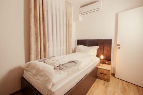 Single Room, Non Smoking, Air conditioning | In-room safe, desk, blackout drapes, free WiFi