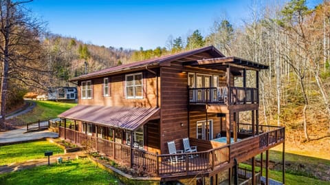 This is the one! Large deck 10 mins to Gatlinburg. What more could you want?