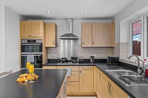 The kitchen is fully equipped and ready for guests who enjoy cooking. It offers a comfortable space for meal preparation during your stay.