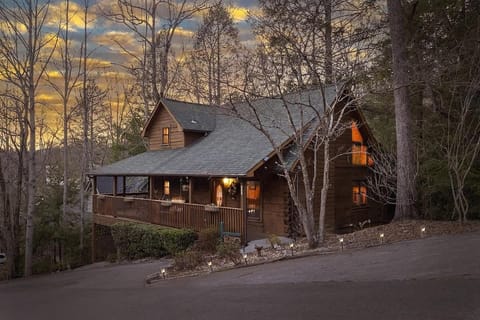 Cozy Nest is a beautiful 1,100 sq. ft. log cabin, complemented by several hundred additional square feet of covered and partially screened wraparound porch. You’ll find a private, soothing hot tub tucked away on the rear section of the porch.