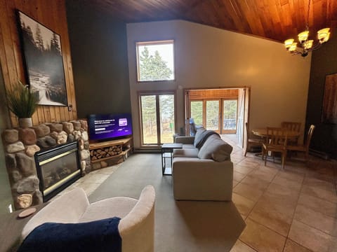 Family Room: Gas Fireplace & Roku Enabled TV