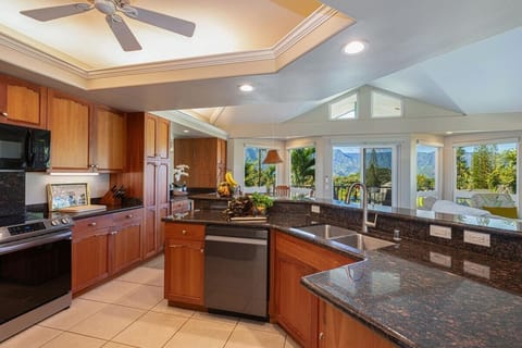 Condo, 3 Bedrooms | Private kitchen | Fridge, oven, coffee/tea maker, toaster