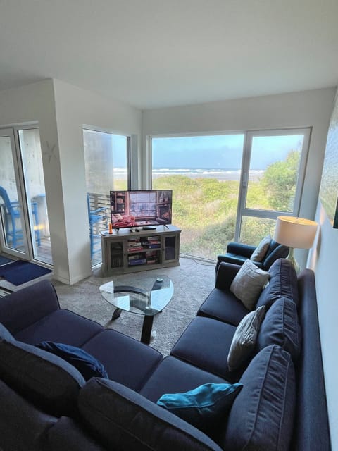 Living room with ocean view, smart TV