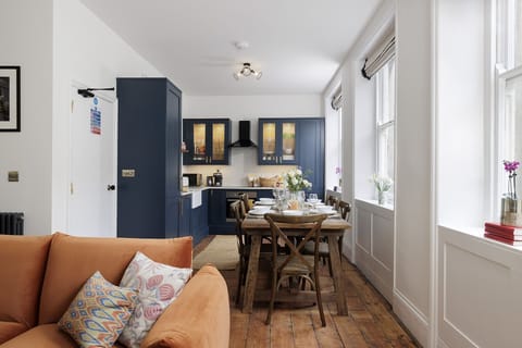 Bakers Flat Kitchen/Dining Area - StayCotswold