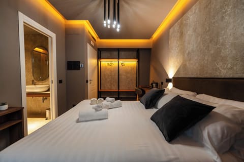 Superior Double Room, Private Bathroom | Desk, soundproofing, iron/ironing board, free WiFi