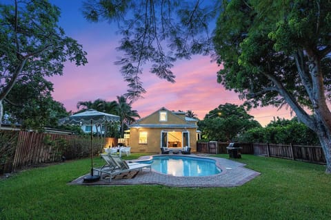 Golden hour perfection! 🌅 Our backyard oasis is glowing under the stunning sky. Take a dip in the pool, relax on a lounge chair, and enjoy the magical view. ✨ Your getaway awaits! 💖